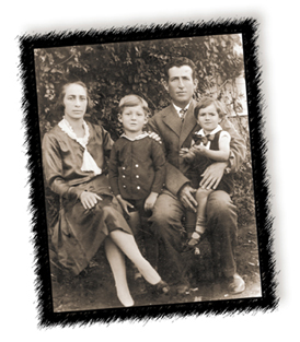 הילד אברהם פצ'ורניק (במרכז) עם אחותו, סבו וסבתו. חינוך לעבודת האדמה